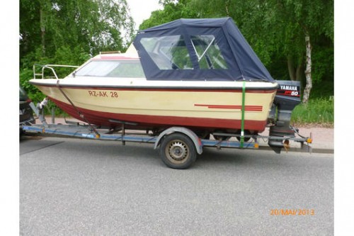 Kajütboot mit Motor und Trailer zu verkaufen
