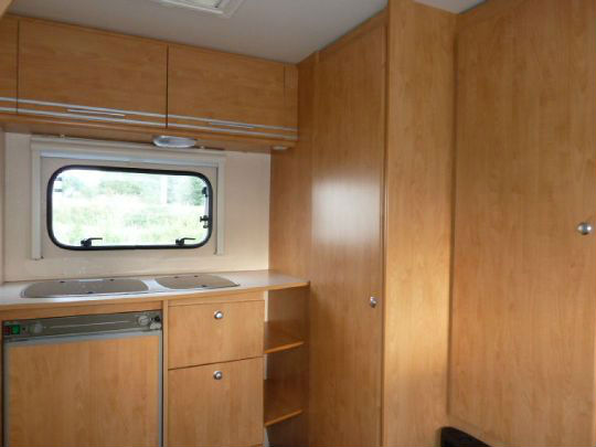 wassercamper-speedy-xl-833-sterckeman-starlett-370-kueche-nassbereich
